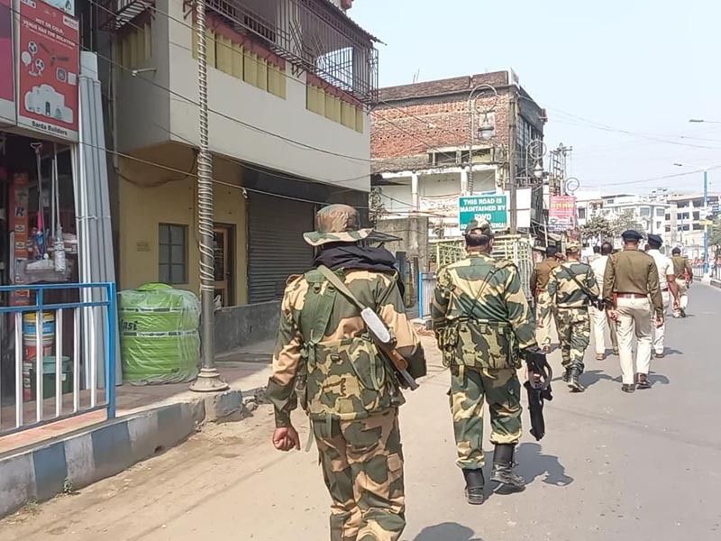 <p>এছাড়া হাওড়া জেলার গ্রামীণ এলাকায় ১৩৩ কোম্পানি ও কনিশনারেট এলাকায় ১১ কোম্পানি মোট ১৪৪ কোম্পানি কেন্দ্রয়ী বাহিনী মোতায়েন করার সিদ্ধান্ত নিয়েছে নির্বাচন কমিশন। হুগলিতে থাকছে ১৬৭ কোম্পানি বাহিনী।<br />
</p>