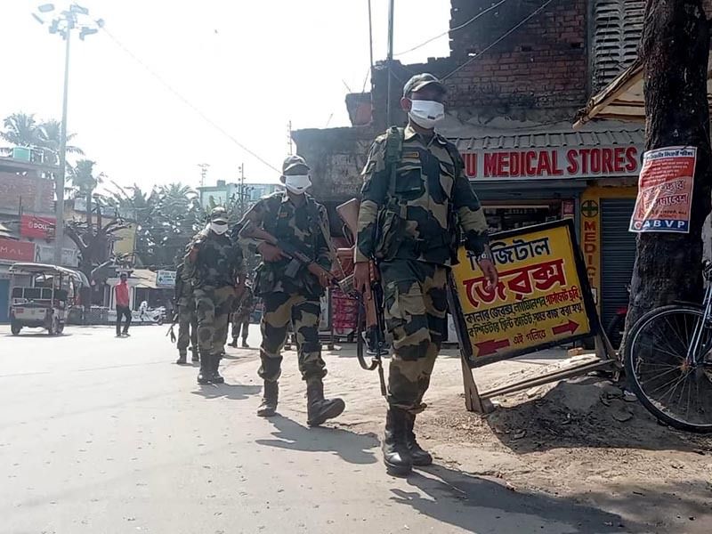 <p> শহরের পাশাপাশি গ্রামীণ এলাকাতেও রুজমার্চ শুরু করেছে কেন্দ্রীয় বাহিনীর জওয়ানরা। নির্বাচনের দিন ঘোষণার আগেই এলাকায় শান্তিশৃঙ্খলা বজায় রাখার জন্যই রুটমার্চ শুরু করেছে কেন্দ্রীয় বাহিনী। <br />
</p>