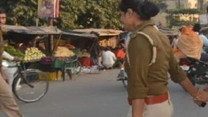 uttar pradesh police beat young man for eve teaser commented on lady police in bareilly kpr uttar pradesh police beat young man for eve teaser commented on lady police in bareilly kpr