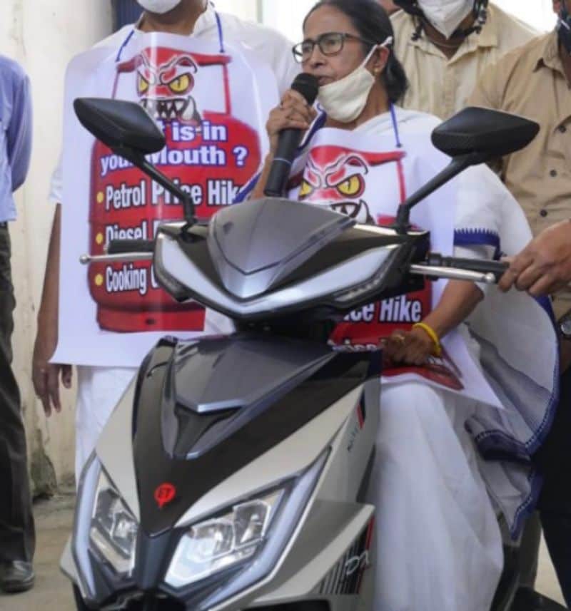 <p>স্কুটারে মমতা</p>
<p>পেট্রোপণ্যের মূল্যবৃদ্ধির প্রতিবাদে এদিন গলায় পোস্টার ঝুলিয়ে স্কুটারে সওয়ারি হয়ে নবান্নে এসেছিলেন মুখ্যমন্ত্রী মমতা বন্দ্যোপাধ্যায়। স্কুটার চালিয়েছিলেন ফিরহাদ হাকিম। ফেরার পথে অবশ্য খোদ মমতা বন্দ্যোপাধ্যায়কেই স্কুটার চলাতে দেখা যায়।</p>
<p> </p>