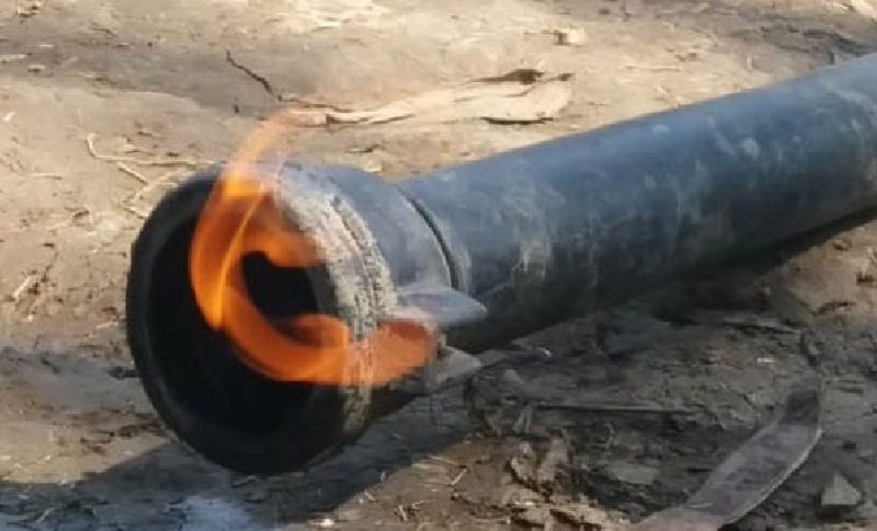 ONGC के अधिकारियों का कहना है कि दमोह में 10 से 20 हजार साल पहले जीवाश्म बहुत प्रचुर मात्रा में रहा है। मरे जीव-जंतुओं के अवशेष में ज्यादा मात्रा में मौजूद तेल का समय पर दोहन नहीं हो पाया और अब वह गैस में तब्दील हो गया है।