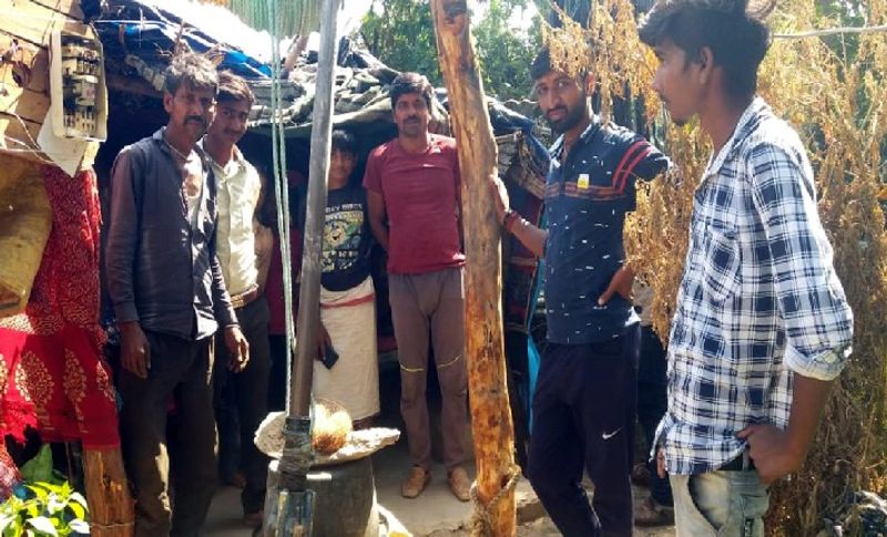 बता दें कि इससे पहले भी कई बार इन गांवों से अचानक बोरिंग से गैस की गंध की घटनाएं सामने आ चुकी है। लेकिन दमोह जिले के हटा क्षेत्र के कमता गांव में पिछले दो सालों से नलकूपों की खुदाई मे गैस रिसाव की जानकारी मिलने पर जब टीम ने पड़ताल की तो चौंकाने वाली जानकारी सामने आई। (कमता गांव के लोग)
