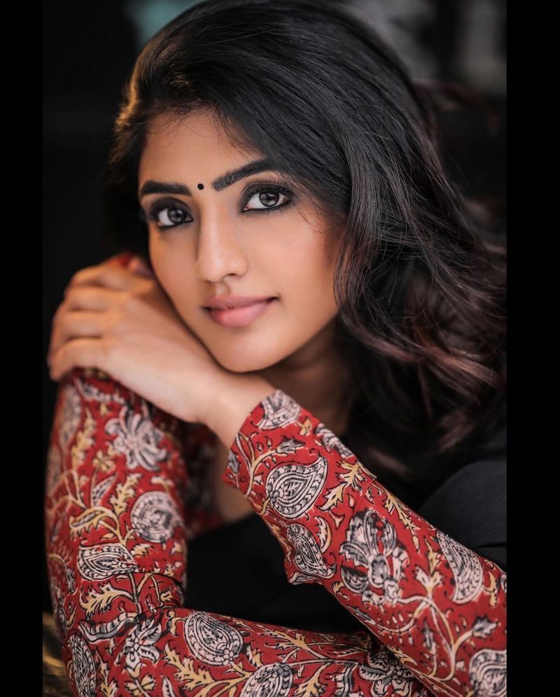 ప్రస్తుతం బ్లాక్ శారీ, పింక్ బ్లౌజ్ లో ఈషా హాట్ షో సోషల్ మీడియాలో వైరల్ అవుతున్నాయి.