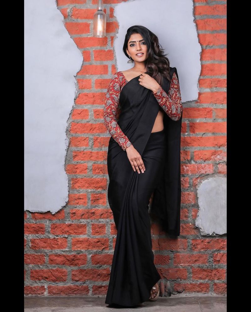 వైరల్ అవుతున్న ఈషారెబ్బా సెక్సీ శారీ ఫోటోలు.