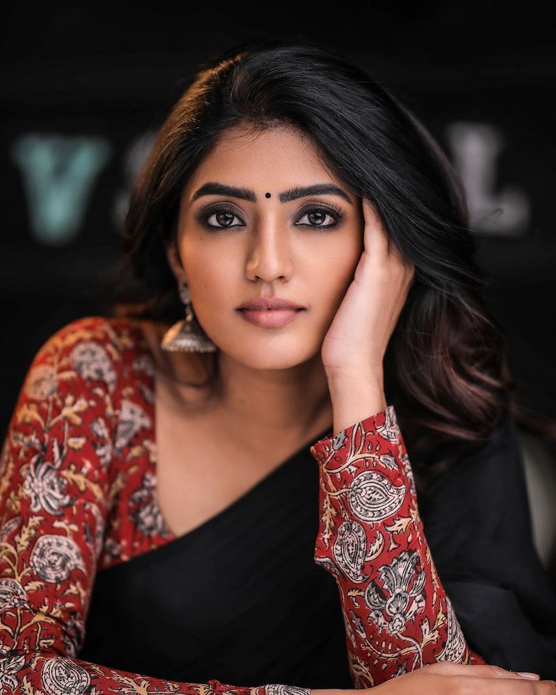 వైరల్ అవుతున్న ఈషారెబ్బా సెక్సీ శారీ ఫోటోలు.