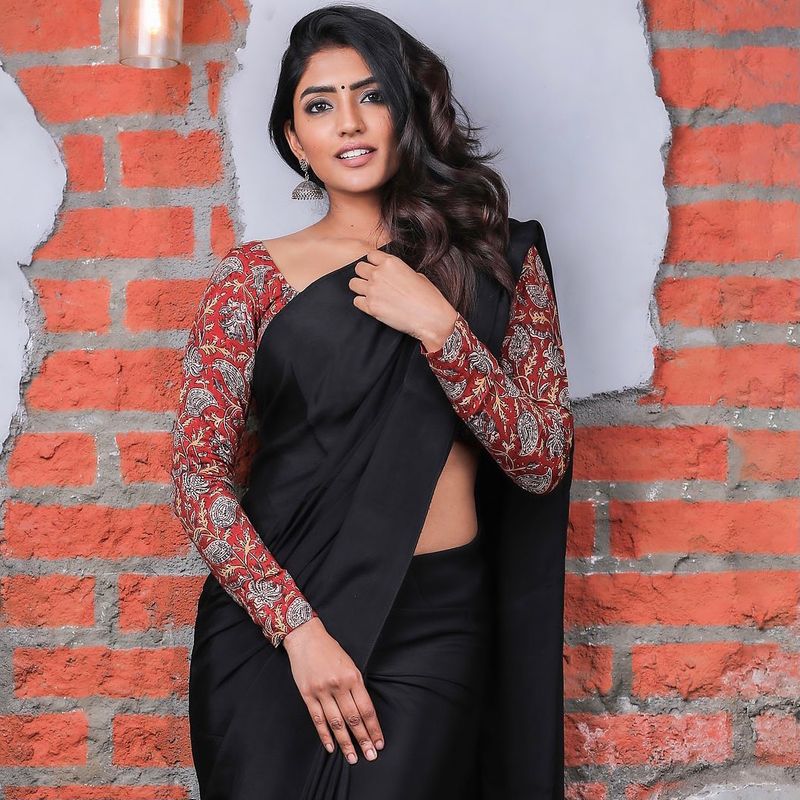 వైరల్ అవుతున్న ఈషారెబ్బా సెక్సీ శారీ ఫోటోలు.