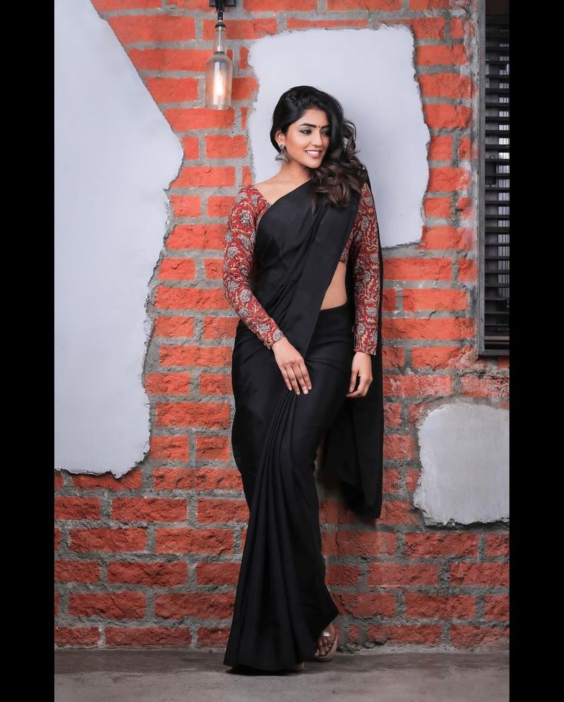 వైరల్ అవుతున్న ఈషారెబ్బా సెక్సీ శారీ ఫోటోలు.