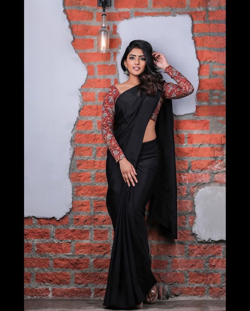 వైరల్ అవుతున్న ఈషారెబ్బా సెక్సీ శారీ ఫోటోలు.