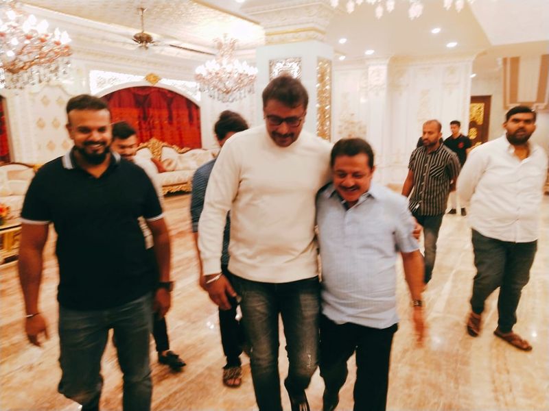 <p>ತಮ್ಮ ಕಾರನ್ನು ಫಾಲೋ ಮಾಡುತ್ತಿದ್ದ ಅಭಿಯಾನಿಯನ್ನು ದರ್ಶನ್ ಭೇಟಿ ಮಾಡಿ ಮಾತನಾಡಿಸಿದ್ದರು.</p>