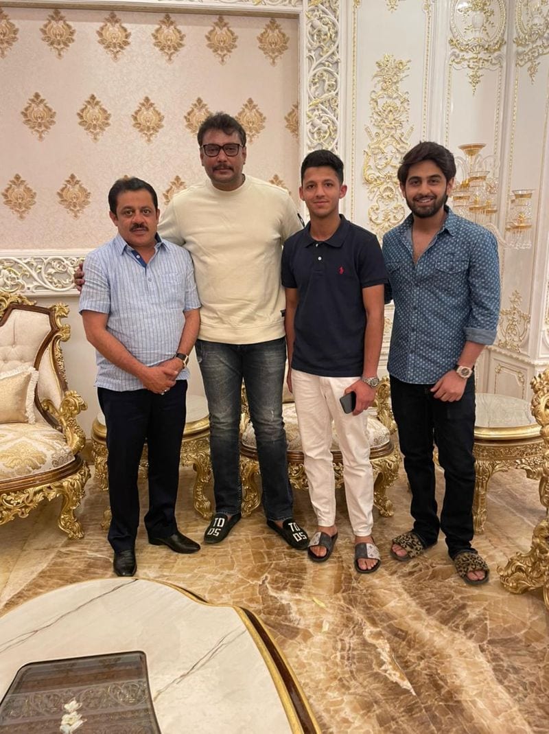 <p>ಅಭಿಮಾನಿಯೊಂದಿಗೆ ಪೋಟೋ ತೆಗೆದುಕೊಂಡು ಅವರೇ ಸಂಭ್ರಮಿಸಿದ್ದರು.</p>