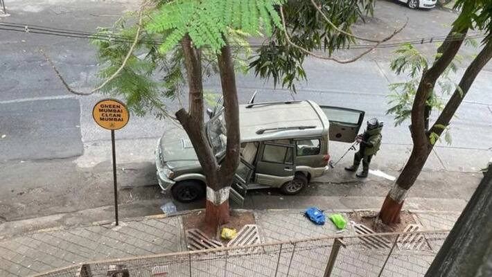 car with explosives found near Mukesh Ambani house car with explosives found near Mukesh Ambani house