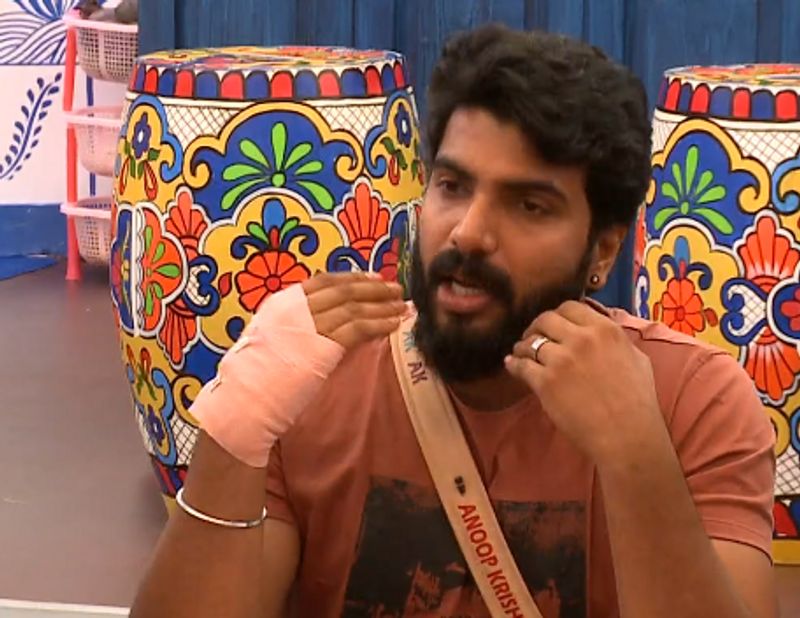 ഫിറോസ് ഖാൻ കളവ് പറയുന്നുവെന്നും പലരോടും ചിലരെ കുറിച്ച് മോശം പറയുന്നുവെന്നും വ്യക്തമാക്കി രൂക്ഷമായി പ്രതികരിച്ച് അനൂപ് കൃഷ്ണനും രംഗത്ത് എത്തി.