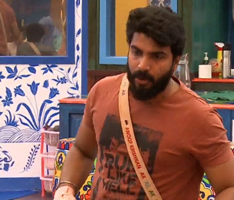 എന്നാല് മിഷേല് ഫിറോസിനോട് എന്തുകൊണ്ടാണ് പറഞ്ഞത് അതുപോലെ ഒരു വിഷയമുണ്ടായാല് ഇവിടെ പരസ്പരം അടുപ്പമുള്ളവര് തമ്മില് പറയുമെന്നും അനൂപ് കൃഷ്ണനും വ്യക്തമാക്കി.