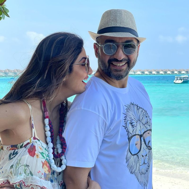మరోవైపు శిల్పాశెట్టి భర్త రాజ్ కుంద్రా కూడా మాల్దీవుల్లో ఫోటోలను పంచుకుంటూ `నా జీవితంలోని ప్రేమతో స్వర్గంలో ఉన్నామ`ని పేర్కొంటూ శిల్పాశెట్టితో దిగిన ఫోటోలను పోస్ట్ చేశారు.