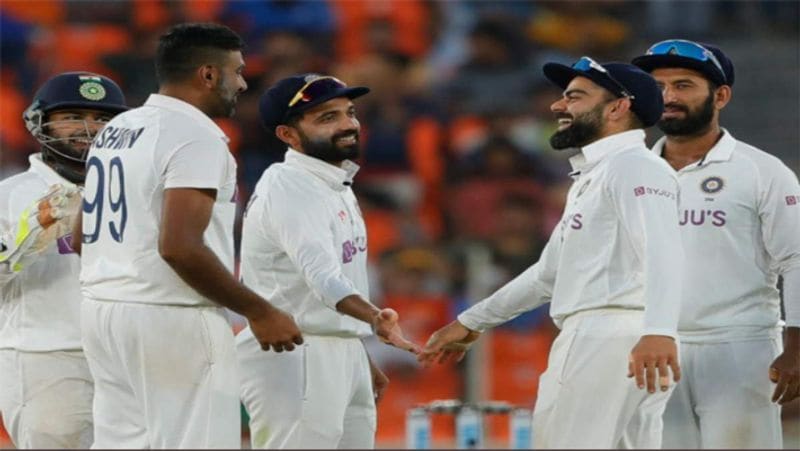 అయితే ఈ నెల రోజుల గ్యాప్ను సరిగ్గా వినియోగించుకుని, ఇంగ్లాండ్లోనే ఐపీఎల్ మిగిలిన మ్యాచులను పూర్తి చేసేయొచ్చు కదా అంటున్నారు క్రికెట్ విశ్లేషకులు...