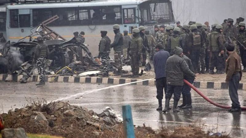 <p>दरअसल, 14 फरवरी 2019 को जम्मू-कश्मीर के पुलवामा में आतंकियों ने सीआरपीएफ काफिले पर फिदायीन हमला कर दिया था। इस हमले में हमारे 40 सीआरपीएफ जवान शहीद हो गए थे। इस हमले ने पूरे देश को झकझोर दिया था। देश के हर नागरिक की आंख में आंसू थे। </p>