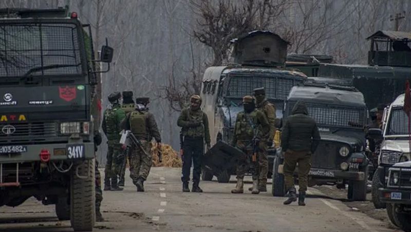 <p> सीआरपीएफ के लगभग 2,500 जवान 78 गाड़ियों में सवार थे। इसमें ज्यादातर जवान वे थे, जो छुट्टी से वापस ड्यूटी पर लौटे थे। इसी दौरान एक विस्फोटक से भरी कार काफिले की एक बस से टकरा जाती है। इस हमले में 40 जवान शहीद हो गए थे। </p>