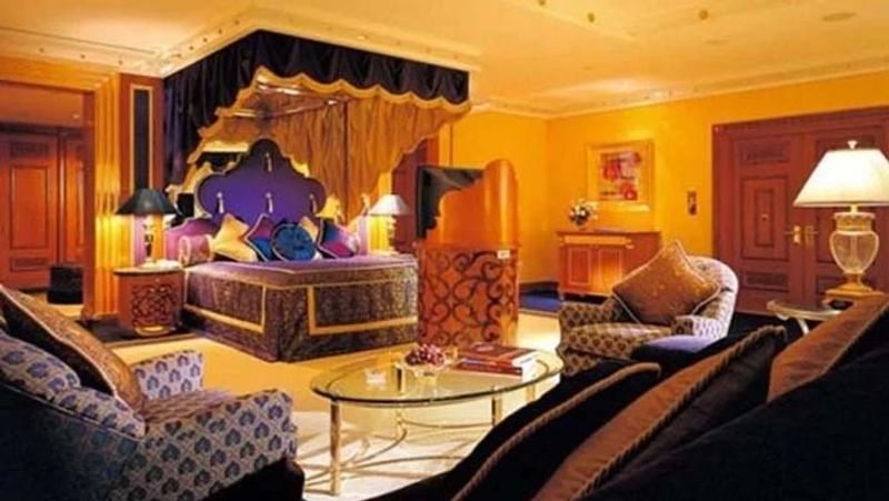 इसके अलावा अंबानी के घर में योग सेंटर, डांस स्टूडियो, हेल्थ स्पा और स्विमिंग पूल भी बनाए गए हैं। अंबानी का पूरा परिवार एंटीलिया की ऊपरी 6 मंजिलों में रहता हैं। 