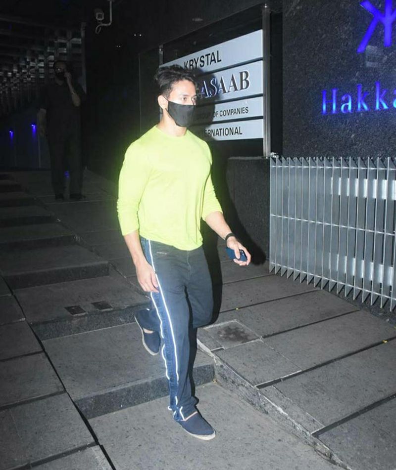 Tiger chose a neon colour for his date night looked very smart. The actor flashed a victory sign at the paps.