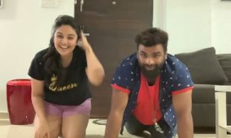 చైతూ పదే పదే పడిపోవడంతో పగలబడి నవ్వింది శ్రీముఖి. అంతటితో ఆగలేదు సంచలన కామెంట్ చేసింది. ఇది అమ్మాయిలు మాత్రమే చేయగలుగుతున్నారు. అబ్బాయిలు చేయలేకపోతున్నారని తెలిపింది.