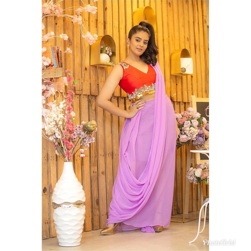 దమ్ముంటే మీరు ట్రై చేసి చూడండి. ఇంకా చెప్పాలంటే తనలాగా చేసి చూపించండి అని పెద్ద ఛాలెంజ్ విసిరింది శ్రీముఖి.