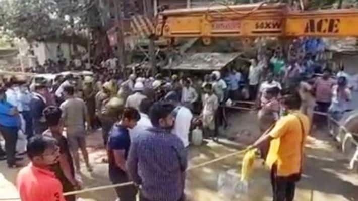 Four workers die in Bengal after getting trapped in manhole; 3 others rescued-dbr Four workers die in Bengal after getting trapped in manhole; 3 others rescued-dbr