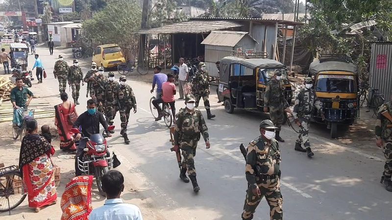 <p>এছাড়া ভোটারদের ভয় দূর করতে ও বুথমূখী করতে ভোটের আগে সব জায়গায় রুট মার্চ করবে কেন্দ্রীয় বাহিনি। <br />
</p>