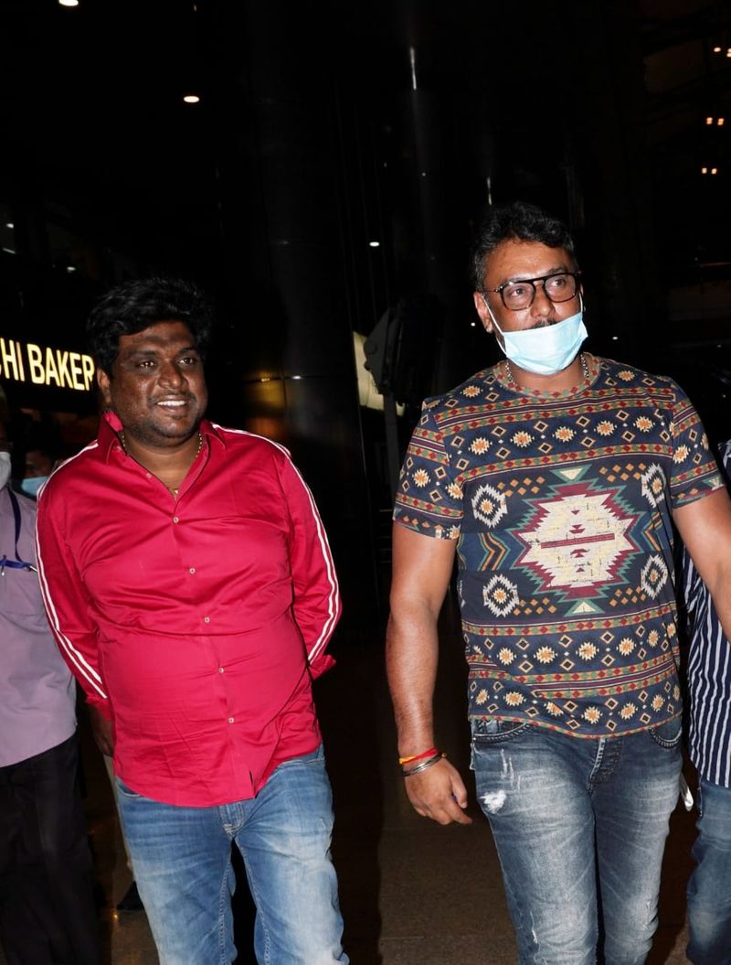 <p>ಮಾರ್ಚ್ 11ರಂದು ರಾಬರ್ಟ್ ಸಿನಿಮಾ ಸ್ಯಾಂಡಲ್ವುಡ್ ಮತ್ತಿ ಟಾಲಿವುಡ್ನಲ್ಲಿ ರಿಲೀಸ್ ಆಗಲಿದೆ.</p>