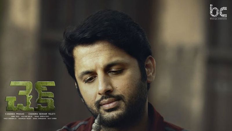 ఒక్కడున్నాడులాగే ఇది కూడా క్యారక్టర్ డ్రైవన్ ప్లాటే. అయితే అన్ని బాగానే ఉన్నా కథలో ఉండాల్సిన కాంప్లిక్ట్ మాత్రం వీక్ గా అనిపిస్తుంది. ఓ వ్యక్తి తను చేయని తప్పుకి జైల్లో జీవితాంతం ఉండాల్సి రావటం అనేది పెయినే,మంచి కాప్లింక్టే కానీ అందుకు దారి తీసిన పరిస్దితులు, అతను వాటిని ఎదుర్కొనే తీరు ఆ కాంప్లిక్ట్స్ ని వీక్ గా మార్చేసేంది. హీరో తెలివైన వాడుగా చూపటానికి అతన్ని వైట్ కాలర్ క్రైమ్ లు చేసుకునే అతనులా చూపించారు. దాంతో అతనిపై సానుభూతి కరువు అవుతుంది. కథ నడుస్తూంటుంది కానీ హీరో పాత్రపై ప్రత్యేకమైన అభిమానం ఏర్పడదు. మోసం చేసే వ్యక్తి వేరే కారణంతో అయితేనేంటి జైలు పాలయ్యాడు కదా అనిపిస్తుంది.