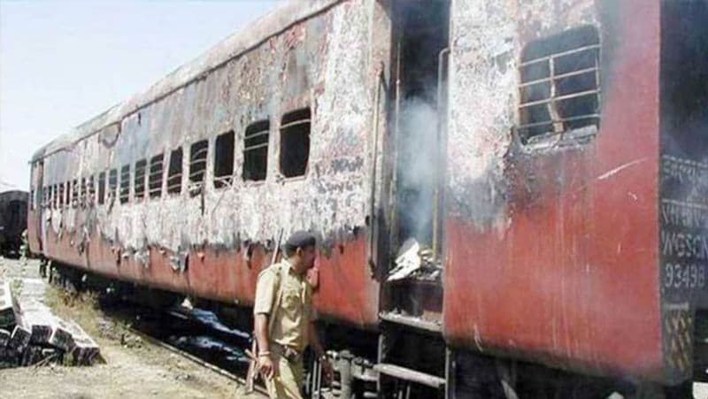 03 मार्च 2002 : गोधरा ट्रेन जलाने के मामले में गिरफ्तार किए गए लोगों के खिलाफ आतंकवाद निरोधक अध्यादेश (पोटा) लगाया गया।
25 मार्च 2002 : केंद्र सरकार के दबाव की वजह से सभी आरोपियों पर से पोटा हटाया गया।
25 मार्च 2002 : केंद्र सरकार के दबाव की वजह से सभी आरोपियों पर से पोटा हटाया गया।
18 फरवरी 2003 : गुजरात में भाजपा सरकार के दोबारा चुने जाने पर आरोपियों के खिलाफ फिर से आतंकवाद निरोधक कानून लगा दिया गया।
21 सितंबर : नवगठित संप्रग सरकार ने पोटा कानून को खत्म कर दिया और अरोपियों के खिलाफ पोटा आरोपों की समीक्षा का फैसला किया।