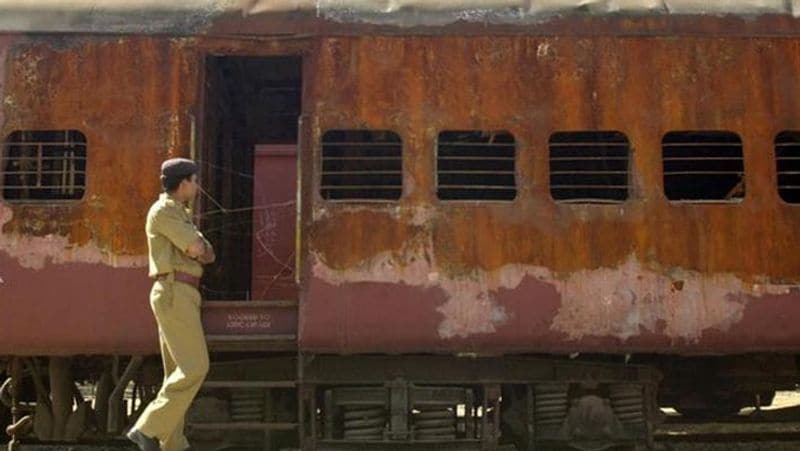 17 जनवरी 2005 : यूसी बनर्जी समिति ने अपनी प्रारंभिक रिपोर्ट में बताया कि गोधरा कांड महज एक ‘दुर्घटना’थी।
13 अक्टूबर 2006 : गुजरात उच्च न्यायालय ने कहा कि यूसी बनर्जी समिति का गठन ‘अवैध’ और ‘असंवैधानिक’ है, क्योंकि नानावटी-शाह आयोग पहले ही दंगे से जुड़े सभी मामले की जांच कर रहा है।
26 मार्च 2008 : सुप्रीम कोर्ट ने गोधरा कांड और फिर हुए दंगों से जुड़े आठ मामलों की जांच के लिए विशेष जांच आयोग बनाया।
18 सितंबर : नानावटी आयोग ने गोधरा कांड की जांच सौंपी। इसमें कहा गया कि यह पूर्व नियोजित षड्यंत्र था।