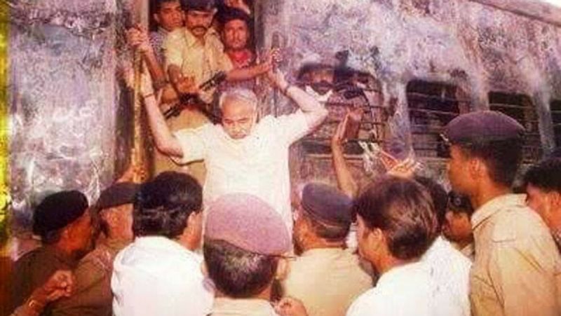 28 फरवरी 2002 : गुजरात के कई इलाकों में दंगा भड़कने से 1200 से अधिक लोग मारे गए।
(घटनास्थल पर मोदी, तब वे गुजरात के सीएम थे)