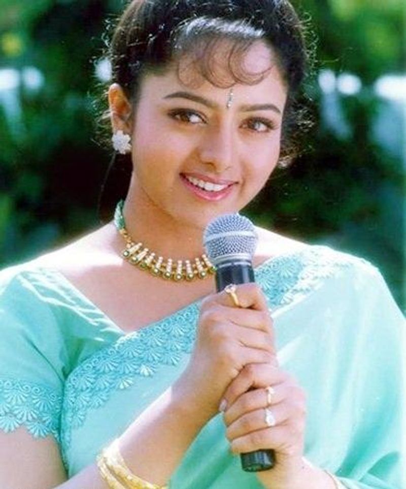 సౌందర్యకు డైరెక్షన్ చేయాలనే కోరిక ఉండేది. ఆమె నాకు ఓ అద్భుతమైన కథ చెప్పారు. దానిని తెరకెక్కించాలని సౌందర్య అనుకున్నారు. తన కోరిక తీరకుండానే అకాల మరణం పొందారని చక్రవర్తి తెలియజేశారు.