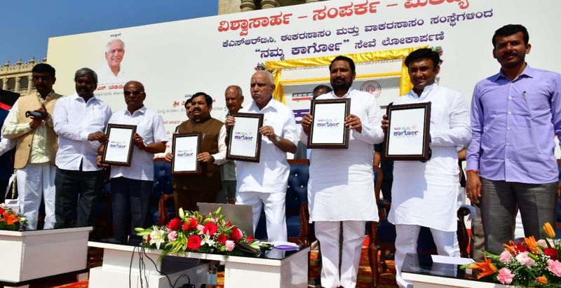 <p>ಕಾರ್ಯಕ್ರಮದಲ್ಲಿ ಸಿಎಂ ಯಡಿಯೂರಪ್ಪ, ಸಾರಿಗೆ ಸಚಿವ ಲಕ್ಷ್ಮಣ ಸವದಿ, ಆಹಾರ ಸಚಿವ ಉಮೇಶ್ ಕತ್ತಿ, ಆರೋಗ್ಯ ಸಚಿವ ಡಾ.ಕೆ.ಸುಧಾಕರ್, ಕೆಎಸ್ಆರ್ಟಿಸಿ ಎಂಡಿ ಶಿವಯೋಗಿ ಕಳಸದ್, ಬಿಎಂಟಿಸಿ ಎಂಡಿ ಶಿಖಾ ಸೇರಿದಂತೆ ಹಲವರು ಭಾಗಿಯಾಗಿದ್ದರು. </p>