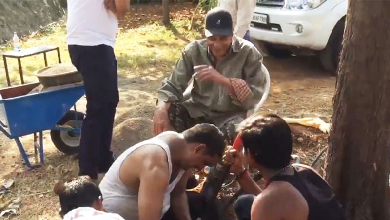 एक और शख्स ने कहा- सर, आपके गांववाले यहां दिल्ली बॉर्डर पर भी बैठे हैं। उनके लिए भी कुछ कह दो। इस पर जवाब देते हुए धर्मेन्द्र ने कहा- शेर हैं वो सब, अपनी लड़ाई जीतना आता है उन्हें। खुश रहो। 