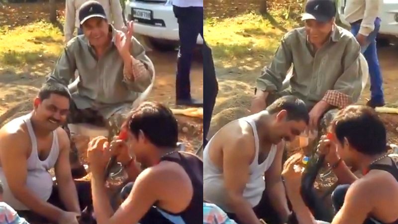 वीडियो शेयर करते हुए धर्मेन्द्र ने लिखा- फार्महाउस पर काम करते समय हम लोग कुछ इसी तरह एन्जॉय करते हैं। विनम्रता और इंसानियत बनाए रखें। बिला मजहब ओ मिल्लत हो जाओ। कोई छोटा नहीं, कोई बड़ा नहीं...ये दुनिया बड़ी खूबसूरत हो जाएगी दोस्तों। लव यू ऑल।