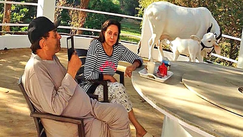 धर्मेंद्र का अधिकतर समय अपने फार्महाउस पर ही गुजरता है। 85 वर्षीय धर्मेंद्र कुछ खास मौकों पर ही मुंबई जाते हैं और फिर अपने फार्महाउस पर वापस लौट आते हैं। लॉकडाउन का पूरा समय धर्मेंद्र ने अपने ही फार्महाउस पर गुजारा था। 