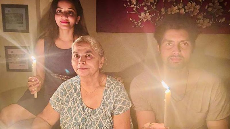 'मोनालिसा घरवालों की छोटी से बड़ी हर चीज का काफी ख्याल रखती हैं। वो अपनी ननद के साथ ही भी अच्छा बॉन्ड शेयर करती हैं। उन्होंने छोटी ननद रिया सिंह के साथ ज्यादा वक्त बिताया है तो वो उनका छोटी बहन की तरह ही ख्याल रखती थीं।'