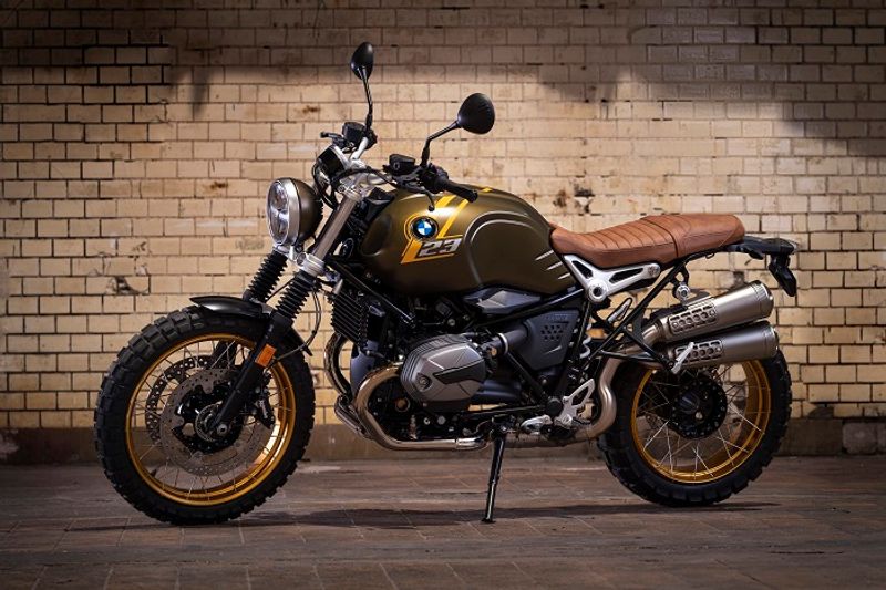 <p>BMW ಮೋಟರಾಡ್ ಇಂಡಿಯಾ ಹೊಸ BMW RnineT ಮತ್ತು BMW RnineT ಸ್ಕ್ರಾಂಬ್ಲರ್ ಬೈಕ್ ಭಾರತದಲ್ಲಿ ಬಿಡುಗಡೆ ಮಾಡಿದೆ. ಕಂಪ್ಲೀಟ್ಲಿ ಬಿಲ್ಟ್-ಅಪ್ ಯೂನಿಟ್ಸ್(CBU) ಮೋಟಾರ್ಸೈಕಲ್ ಇಂದಿನಿಂದ ಎಲ್ಲ್ಲಾ BMW ಮೋಟರಾಡ್ ಇಂಡಿಯಾ ಡೀಲರ್ಶಿಪ್ಗಳಲ್ಲಿ ಲಭ್ಯ.BMW RnineT ಬೆಲೆ 18,50,000 ರೂಪಾಯಿ ಮತ್ತು BMW RnineT ಸ್ಕ್ರಾಂಬ್ಲರ್ ಬೆಲೆ 16,75,000 ರೂಪಾಯಿ(ಎಕ್ಸ್ ಶೋ ರೂಂ)</p>