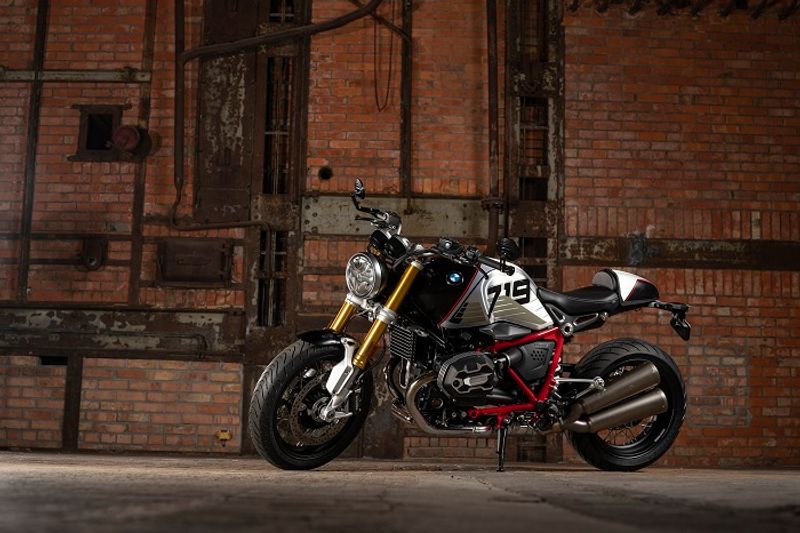 <p>BMW RnineT ಸ್ಕಾಂಬ್ಲರ್ ಕ್ಲಾಸಿಕ್ ರೋಡ್ಸ್ಟರ್ ಆಗಿದ್ದು ಇದು 90 ವರ್ಷಗಳಿಗೂ ಮೇಲ್ಪಟ್ಟ ಮೋಟಾರ್ಸೈಕಲ್ ಡಿಸೈನ್ನ ಆಕಾಂಕ್ಷೆ ಮತ್ತು ಆವಿಷ್ಕಾರದ ಫಲವಾಗಿದೆ. ಅತ್ಯುತ್ತಮ ಗುಣಮಟ್ಟದ ಉತ್ಪನ್ನಗಳು ಮತ್ತು ಎಚ್ಚರಿಕೆಯ ಕಸುಬುದಾರಿಕೆಯನ್ನು ಅತ್ಯಂತ ಸಣ್ಣ ವಿವರಗಳಲ್ಲೂ ಹೊಂದಿದೆ. ಇದರ ಪ್ರತಿಮಾತ್ಮಕ ಎಂಜಿನ್ ಈಗ ಮೂಲ ಪ್ರಮಾಣಗಳೊಂದಿಗೆ ಮತ್ತಷ್ಟು ಚೆನ್ನಾಗಿ ಬೆರೆಯುತ್ತದೆ ಮತ್ತು ನಿಮಗೆ ಅದರ ಸುಧಾರಿತ ಟಾರ್ಕ್ ಕರ್ವ್ ಮೂಲಕ ರಸ್ತೆಯ ಮೇಲೆ ಪ್ರಭುತ್ವ ಸಾಧಿಸಲು ನೆರವಾಗುತ್ತದೆ.</p>