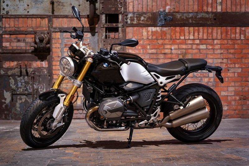 <p>BMW RnineT ಸ್ಕ್ರಾಂಬ್ಲರ್ ಅತ್ಯಂತ ವಿಶೇಷ ರೀತಿಯಲ್ಲಿ ಸ್ಕ್ರಾಂಬ್ಲರ್ ಯುಗವನ್ನು ಪುನರುಜ್ಜೀವನಗೊಳಿಸಿದೆ. ಇದರಲ್ಲಿ ಈ ಮೋಟಾರ್ಸೈಕಲ್ ವಿಧವನ್ನು ನಿರೂಪಿಸುವ ಪ್ರತಿಯೊಂದೂ ಹೊಂದಿದೆ, ಅತ್ಯಂತ ವಿಶಿಷ್ಟ ಸ್ಫೂರ್ತಿ ಮತ್ತು ಶುದ್ಧತೆಯನ್ನು ಪ್ರೀತಿಸುವ ಮೋಟಾರ್ಸೈಕಲ್ ಅಭಿಮಾನಿಗಳಿಗೆಂದೇ ಸೃಷ್ಟಿಸಲಾದ ಇದು ಅಗತ್ಯಕ್ಕೆ ಇಳಿಸಲಾಗಿದೆ ಮತ್ತು ತಂತ್ರಜ್ಞಾನ ಹಾಗೂ BNW ಗುಣಮಟ್ಟದ ಸಂಯೋಜನೆಯಲ್ಲಿ ರೂಢಿ ವಿರೋಧಿಯಾಗಿದೆ.</p>