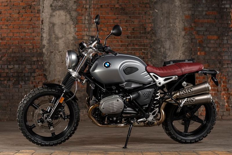 <p>BMW ಮೋಟರಾಡ್ ಬೈಕ್ಗಳು ಮೂರು ವರ್ಷಗಳು, ಅನ್ಲಿಟೆಡ್ ಕಿಲೋಮೀಟರ್ ಸ್ಟಾಂಡರ್ಡ್ ವಾರೆಂಟಿಯೊಂದಿಗೆ ಬಂದಿವೆ. ವಾರೆಂಟಿಯನ್ನು ನಾಲ್ಕು ಮತ್ತು ಐದನೇ ವರ್ಷಕ್ಕೂ ಹೆಚ್ಚುವರಿ ವೆಚ್ಚದಲ್ಲಿ ವಿಸ್ತರಿಸಬಹುದು. ರೋಡ್ಸೈಡ್ ಅಸಿಸ್ಟೆನ್ಸ್, 24x7 365 ದಿನಗಳ ಪ್ಯಾಕೇಜ್ನಿಂದ ಬ್ರೇಕ್ಡೌನ್ ಮತ್ತು ಟೋವಿಂಗ್ ಸನ್ನಿವೇಶಗಳಲ್ಲಿ ಪ್ರಾಮಾಣಿಕ ಸೇವೆಗಳನ್ನು ದೃಢಪಡಿಸುತ್ತವೆ.</p>
