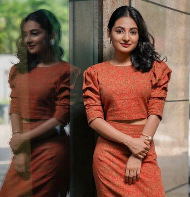 <p>ಬಾಲನಟಿಯಾಗಿ ಸಿನಿಮಾಗಳಲ್ಲಿ ಕಾಣಿಸಿಕೊಂಡ ಎಸ್ತರ್ 15ಕ್ಕೂ ಹೆಚ್ಚು ಸಿನಿಮಾಗಳಲ್ಲಿ ನಟಿಸಿದ್ದಾಳೆ.</p>