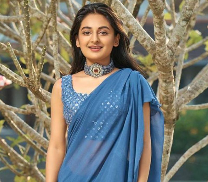 <p>ನೀಲ ಬಣ್ಣದ ಸೀರೆಯಲ್ಲಿ ಎಸ್ತರ್ ಅನಿಲ್</p>