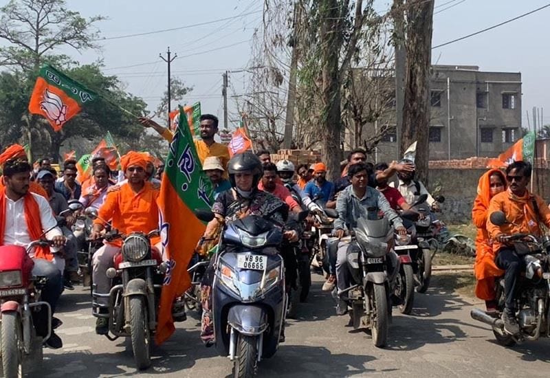 <p> যদিও বৃহস্পতিবার জ্বালানীর মূল্য বৃদ্ধির জেরে ইলেকট্রিক স্কুটি চড়ে বাড়ি থেকে নবান্ন যান মমতা। এনিয়ে কটাক্ষ করতে ছাড়েনি বিজেপি। <br />
</p>