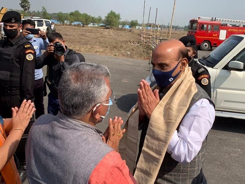 <p><br />
অপরদিকে তখন জনসভা থেকে, 'মমতা দিদিকে যেতে হবে' তৃণমূলকে তোপ দাগছেন রাজনাথ সিং।<br />
</p>