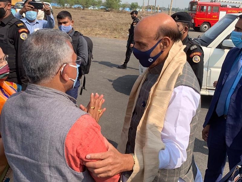 <p><br />
কেন্দ্র ১৫০০ কোটি টাকা বিনিয়োগ করলেও ঠিক মতো কাজ হয়নি, আজও রাস্তার বেহাল অবস্থা-রাজ্য়ে এসে তৃণমূলকে নিশানা রাজনাথের<br />
</p>