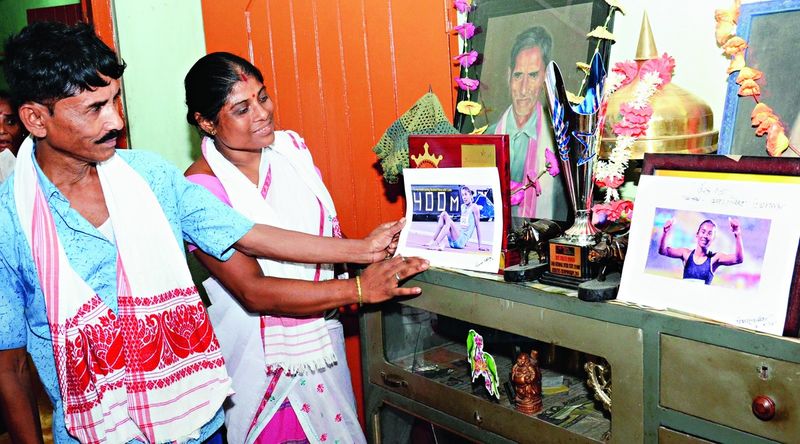 पूरा परिवार धान की खेती करता है। हिमा ने भी अब तक के जीवन का लंबा हिस्सा खेतों में बुआई और निराई करते बिताया है। हिमा अपने पिता के साथ खेतों पर काम करती थीं और खाली वक्त में खेत के पास मौजूद मैदान पर लड़कों के साथ फुटबॉल खेलती थीं। फुटबॉल में लड़कों को बराबरी से टक्कर देते देख युवा व खेल निदेशालय के कोच निपोन दास हिमा से काफी प्रभावित हुए। जिसके बाद उन्होंने हिमा को एथलीट बनने की सलाह दी।