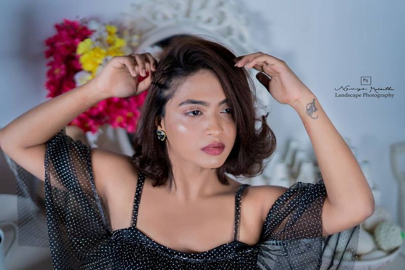 లంగా ఓణిలో అయితే హారిక రెచ్చిపోయి గ్లామర్ షో చేశారు. చేతులు పైకెత్తి, నడుము కనిపించేలా పైట నడుమున దోపి చమటలు పట్టించారు.