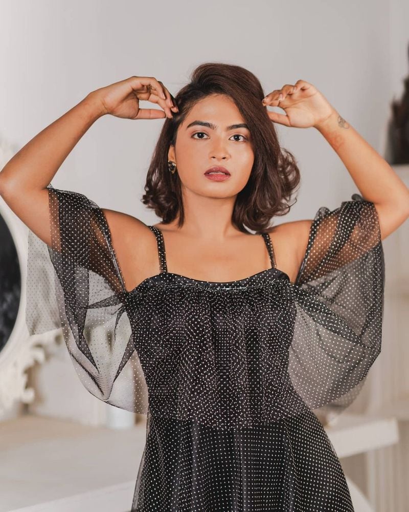 హారిక బ్రాండ్అంబాసిడర్ అంశం తెలంగాణతో పాటు సోషల్ మీడియాలో హాట్ టాపిక్గా మారింది. మూడు రోజులుగా ఆమె చుట్టూనే వార్తలు నడిచిన విషయం తెలిసిందే.